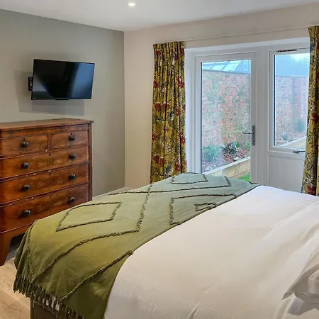 Arwen Barn - Uk50880 * Carlton Miniott