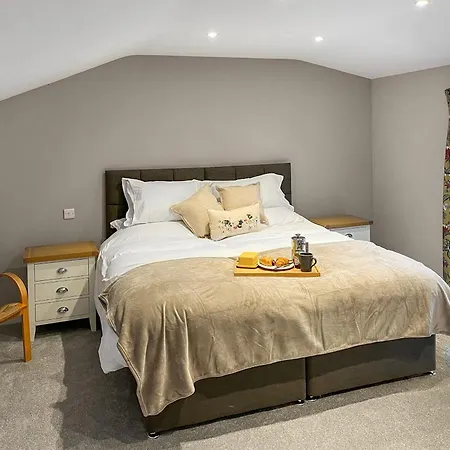 Arwen Barn - Uk50880 * Carlton Miniott